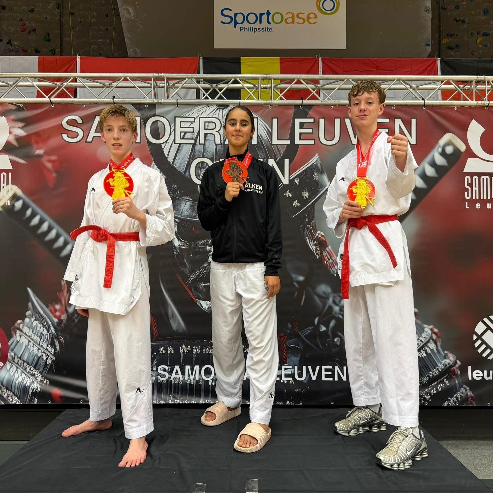 Selma, Reinier en Jesaja op het erepodium tijdens de Samoerai cup in Leuven