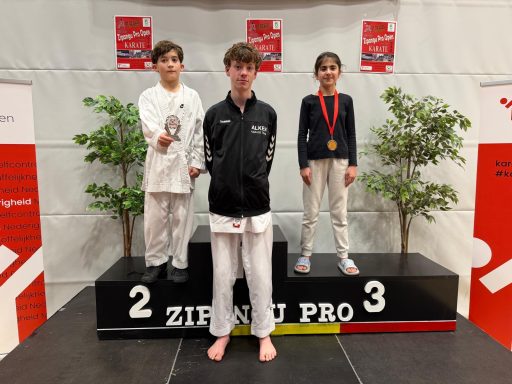 Jesaja en Julian op het erepodium tijdens de Zipangu Pro in Pelt (België)