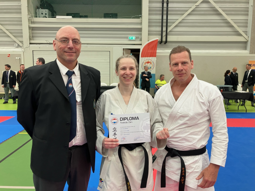 Carin Kruiskamp behaalt 2de Dan Karate