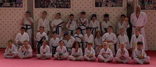 De geslaagden van de halfjaarlijkse jeugdkarate examens d.d. 27/06/2024